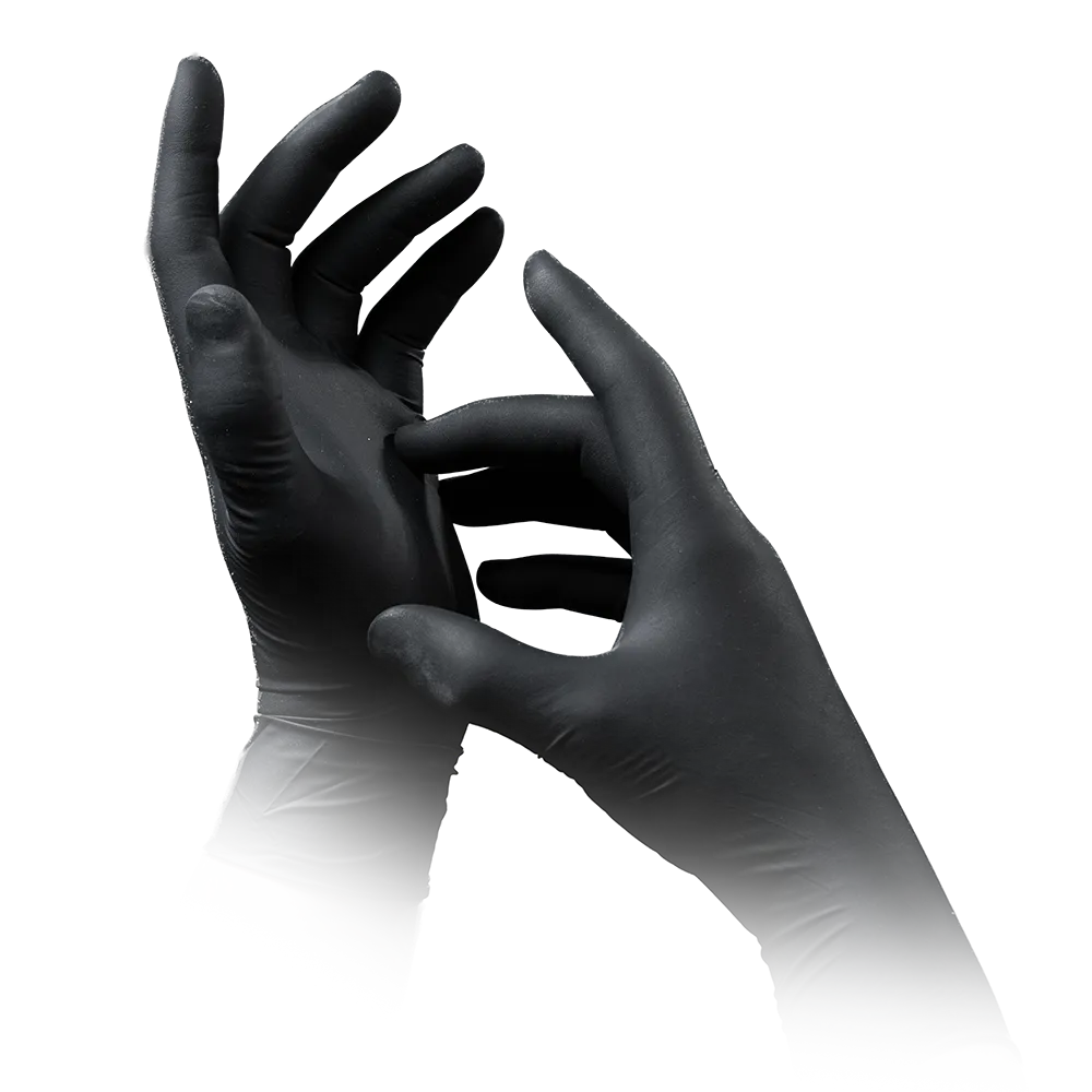 Nahaufnahme von zwei Händen, die AMPri BLACK 300 Latexhandschuhe mit Überlänge puderfrei, Schwarz von AMPri Handelsgesellschaft mbH tragen. Die linke Hand ist teilweise angehoben, während die rechte Hand den Handgelenkbereich des linken Handschuhs anpasst. Der weiße Hintergrund verblasst an den Handgelenken.