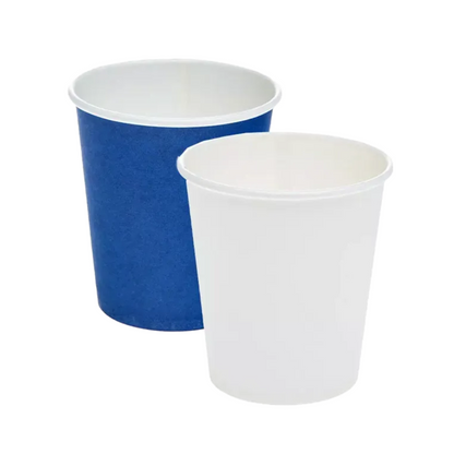 Sobre un fondo blanco se muestran dos vasos de enjuague bucal de cartón rígido AMPri Dental. El vaso delantero es azul con un recubrimiento de polietileno, mientras que el de atrás es blanco. Ambos vasos, vacíos y en posición vertical, son ideales para un solo uso en consultorios dentales.