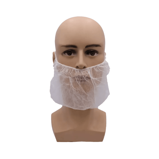 En la imagen se muestra una cabeza de maniquí calva con una mascarilla para la barba AMPri MED-COMFORT PP de color blanco, procedente de un paquete de 100 unidades de la empresa AMPri Handelsgesellschaft mbH. La mascarilla para la barba, fabricada en tejido no tejido de polipropileno, se ajusta perfectamente a la zona de la barbilla y la mandíbula y cubre la mitad inferior del rostro. El fondo es de color blanco liso.