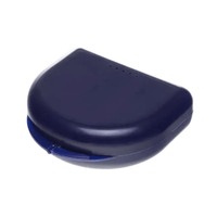 La caja para férulas dentales AMPri PP Dental para adultos, disponible en varios colores y con unas dimensiones de 65 x 58 x 20 cm, es una caja cerrada de forma lisa y redondeada, fabricada en polipropileno resistente. Su diseño compacto y portátil la convierte en la opción ideal para guardar objetos pequeños o accesorios, como las férulas dentales. Disponible en paquetes de 10 unidades en AMPri Handelsgesellschaft mbH.