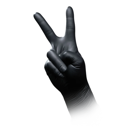 Eine Hand, die einen antistatischen Nitril-Chemikalienschutzhandschuh von AMPri SolidSafety Chem Ex trägt, macht vor einem weißen Hintergrund ein Peace-Zeichen.