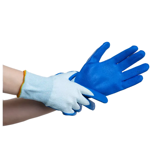 Eine Person trägt AMPri SolidSafety Food Cut-Arbeitshandschuhe in Blau und Weiß und passt einen mit der anderen Hand an. Diese Handschuhe der AMPri Handelsgesellschaft mbH verfügen über eine blaue Gummibeschichtung an Handfläche und Fingern, ergänzt durch eine weiße Stoffrückseite und eine gelbe Stulpe für vielseitige Einsatzmöglichkeiten.