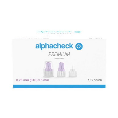 En hvit eske med påskriften "Alphacheck PREMIUM Pen-nåler, forskjellige størrelser" og blå logo. Inneholder 105 stykker pennnåler, med størrelsene 0,25 mm (31G) x 5 mm for insulininjeksjon. På forsiden er tre pennnåler avbildet, som gir minimale smerter ved bruk. Teksten "105 stykker" angir antallet. Produktet er fra Berger Med GmbH.