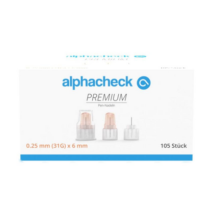 En hvit eske med påskriften "Alphacheck PREMIUM Pen-nåler, forskjellige størrelser" med en avbildning av tre pennnåler fra Berger Med GmbH. Teksten angir dimensjonene med 0,25 mm (31G) x 6 mm og mengden med 105 stykker, designet for komfort ved insulininjeksjon.