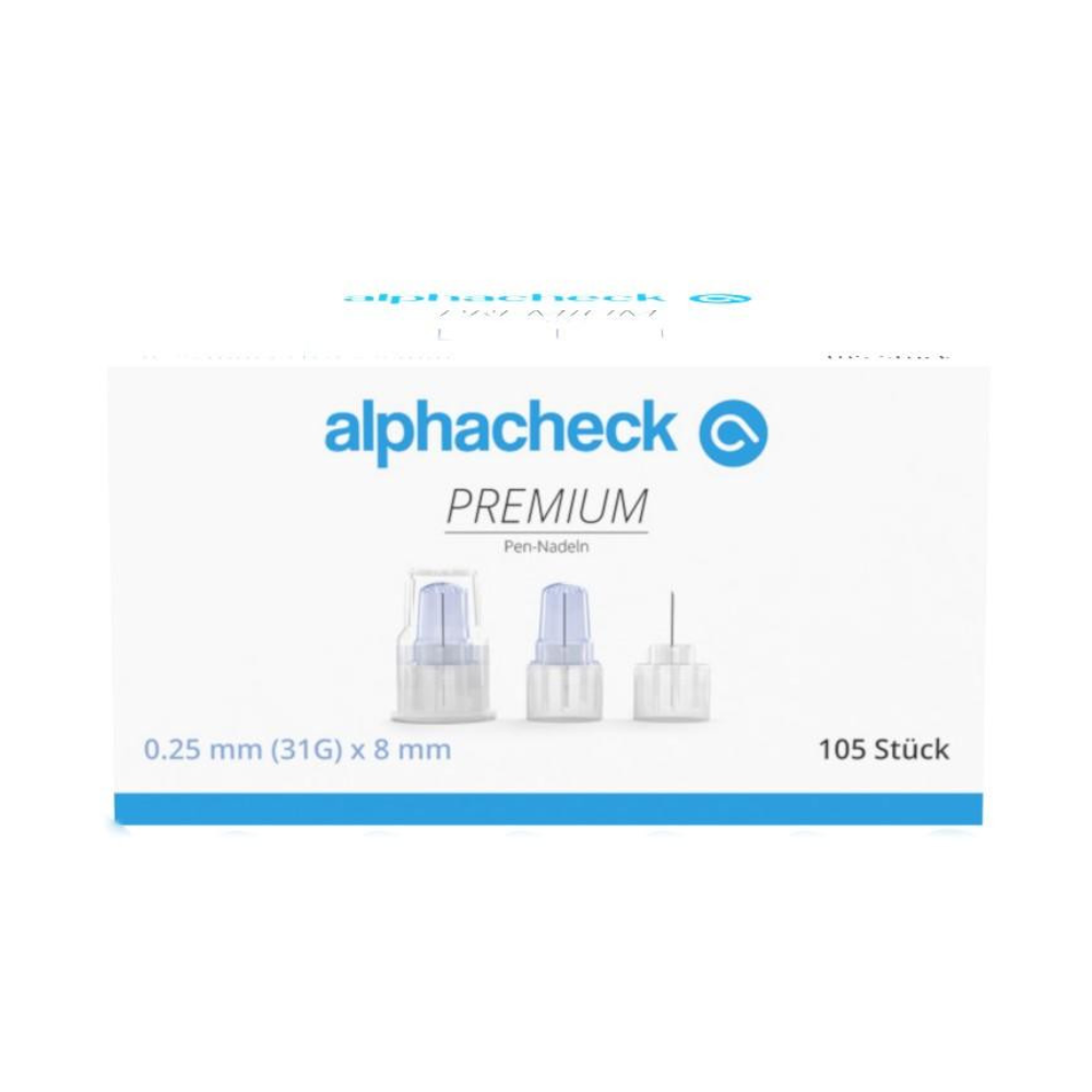 Bildet viser en eske med Alphacheck PREMIUM Pen-nåler, forskjellige størrelser fra Berger Med GmbH, som er utviklet for minimale smerter ved insulininjeksjon. På emballasjen er det angitt at nålene er 0,25 mm (31G) x 8 mm store og at esken inneholder 105 stykker. På esken er tre pennnåler avbildet.