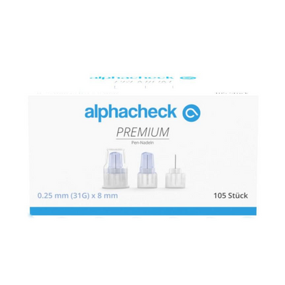 Bildet viser en eske med Alphacheck PREMIUM Pen-nåler, forskjellige størrelser fra Berger Med GmbH, som er utviklet for minimale smerter ved insulininjeksjon. På emballasjen er det angitt at nålene er 0,25 mm (31G) x 8 mm store og at esken inneholder 105 stykker. På esken er tre pennnåler avbildet.