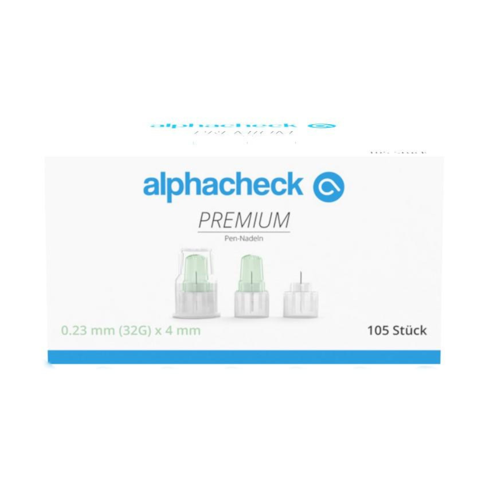 En hvit eske med påskriften "Alphacheck PREMIUM Pen-nåler, forskjellige størrelser" i grønn-blått design, designet for minimale smerter ved insulininjeksjon. Den inneholder 105 stykker i størrelsene 0,23 mm (32G) x 4 mm. På forsiden er tre pennnåler fra Berger Med GmbH avbildet.