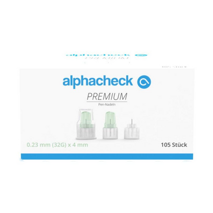 En hvit eske med påskriften "Alphacheck PREMIUM Pen-nåler, forskjellige størrelser" i grønn-blått design, designet for minimale smerter ved insulininjeksjon. Den inneholder 105 stykker i størrelsene 0,23 mm (32G) x 4 mm. På forsiden er tre pennnåler fra Berger Med GmbH avbildet.