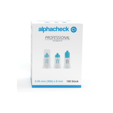 Una caja de agujas para pluma Alphacheck Professional PLUS, de distintos tamaños. La caja blanca con detalles en azul contiene 100 agujas estériles de 0,30 mm (30G) x 8 mm para inyecciones de insulina. En la parte delantera aparecen imágenes de tres agujas para pluma con texto en azul y negro de Berger Med GmbH.
