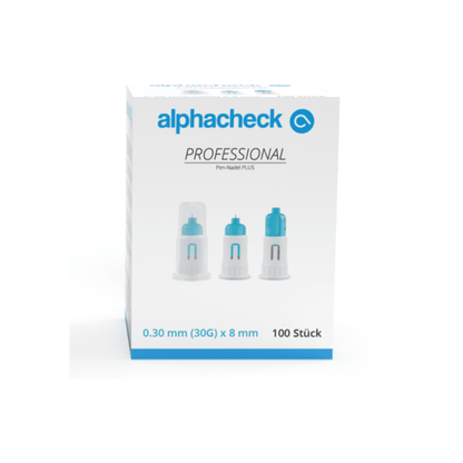 Una caja de agujas para pluma Alphacheck Professional PLUS, de distintos tamaños. La caja blanca con detalles en azul contiene 100 agujas estériles de 0,30 mm (30G) x 8 mm para inyecciones de insulina. En la parte delantera aparecen imágenes de tres agujas para pluma con texto en azul y negro de Berger Med GmbH.
