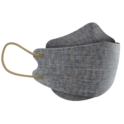 Die Altruan Designer Gesichtsmaske Partikelfiltrierend (FFP2-Standard) ist in Blau mit einem dreidimensionalen Design dargestellt. Sie verfügt über zwei beige Ohrschlaufen und sichtbare Nähte, verkörpert ein modisches Design und entspricht gleichzeitig dem FFP2-Standard für effektiven Schutz. Das gewebte Gewebe verbessert Haltbarkeit und Komfort.