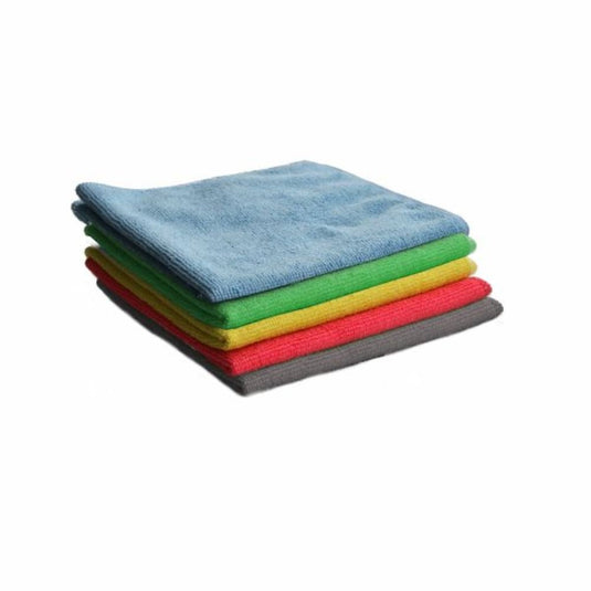 Un juego de paños de microfibra Arcora BASIC-LINE en azul, verde, amarillo y rojo, dispuestos de forma clara sobre un fondo blanco, ideal para la limpieza de mantenimiento.