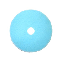 En la imagen se muestra una almohadilla redonda de color azul claro «Arcora Ultra-High-Speed Pad Blue-Shine», fabricada por Arcora International GmbH, con un orificio central y apta para todo tipo de revestimientos de suelo, sobre un fondo blanco.