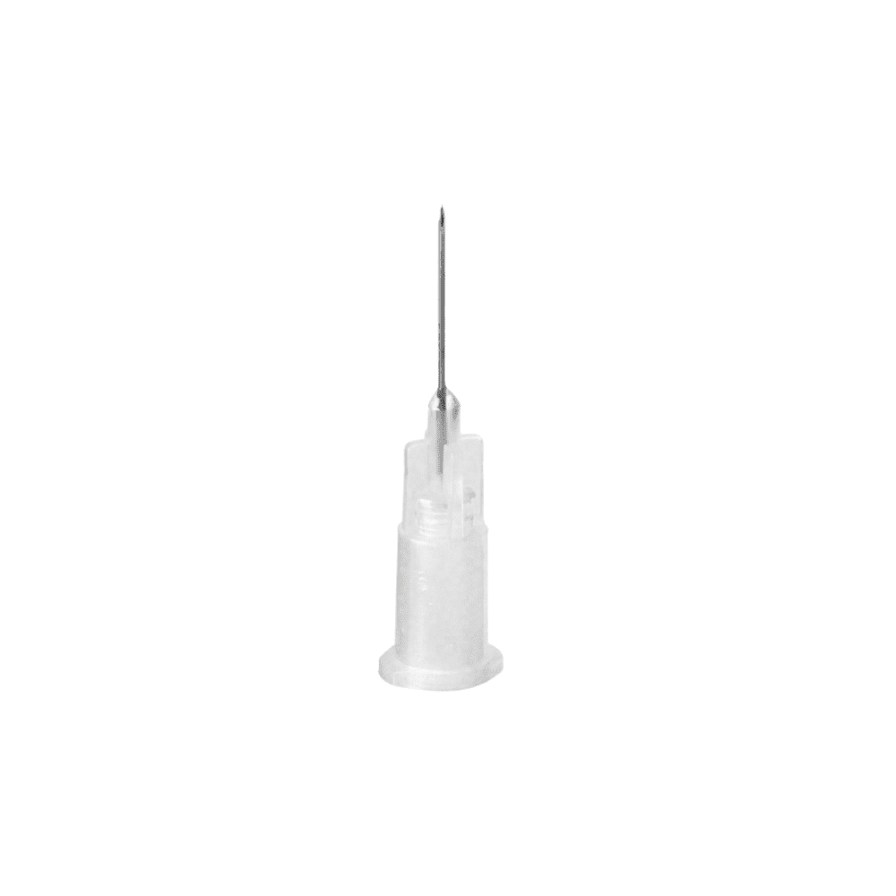 Eine medizinische Spritze mit einer aufgesetzten B. Braun Sterican® Insulinkanüle, isoliert auf weißem Hintergrund. Die Spritze ist transparent mit sichtbaren Messmarkierungen.