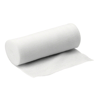 Un rollo blanco de vendas de fijación finas y elásticas B. Braun Askina® Elast, parcialmente desenrollado sobre un fondo blanco liso, ideal para fijar apósitos, de B. Braun Alemania GmbH & Co. KG.