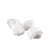 Cuatro B. Braun Askina®: gasas en forma de lazo del tamaño de una ciruela, compresas estériles de B. Braun Deutschland GmbH & Co. KG aparecen dispuestas juntas sobre un sencillo fondo blanco, lo que resulta ideal para aplicaciones médicas estériles.