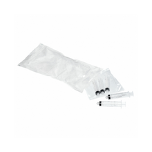 Drei B. Braun ProSet Omnifix® Spritzen mit schwarzem Kolben sind teilweise aus einer durchsichtigen Verpackung entnommen. Daneben liegt auf weißem Untergrund ein leerer weißer Plastikbeutel, der an die Sammelpackung der B. Braun Deutschland GmbH & Co. KG erinnert.