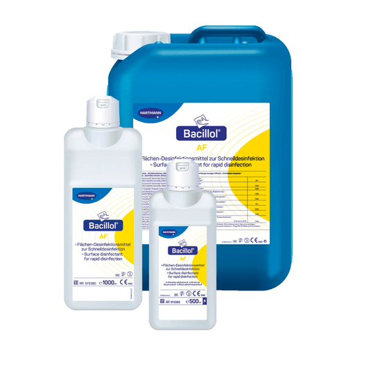Cuatro envases de BODE Bacillol® AF, desinfectante de superficies de Paul Hartmann AG, en distintos tamaños, entre los que se incluyen un pulverizador, botellas pequeñas y grandes, así como un envase gigante, todos en colores azul y blanco.