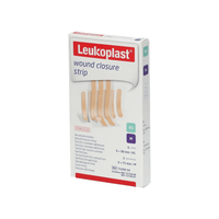 En la imagen se muestra la tira de cierre de heridas BSN Leukoplast® de BSN Medical GmbH, disponible en un envase de 9 tiras. El envase es predominantemente blanco, con textos en rojo y azul y ilustraciones de las tiras en la parte delantera. Destaca su elasticidad gracias a los hilos de poliamida e indica los tamaños adicionales XS y M para un cierre preciso de la piel.