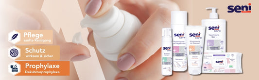 Werbebanner für die Pflegeserie „Seni Care“. Im Vordergrund eine Hand, die Lotion aus einem Spender auf den Finger gibt. Rechts eine Auswahl an Seni Care Pflegeprodukten, darunter Waschcreme, Reinigungsschaum, Schutzcreme mit Zinkoxid, Feuchttücher und weitere Pflegeprodukte. Links Symbole mit den Stichpunkten: „Pflege – sanfte Reinigung“, „Schutz – wirksam & sicher“, „Prophylaxe – Dekubitusprophylaxe“. Oben rechts das Seni-Logo.