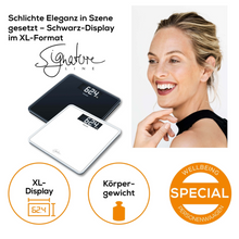 Ein Werbebild zeigt eine lächelnde Frau und zwei digitale Personenwaagen (eine schwarze und eine weiße), die „6,24“ anzeigen. Der Text in deutscher Sprache bewirbt die Beurer GS 400 Körperwaage SignatureLine der Beurer GmbH mit einer großen Trittfläche aus Sicherheitsglas und einem „Special“-Schild, das ihr modernes Design hervorhebt.