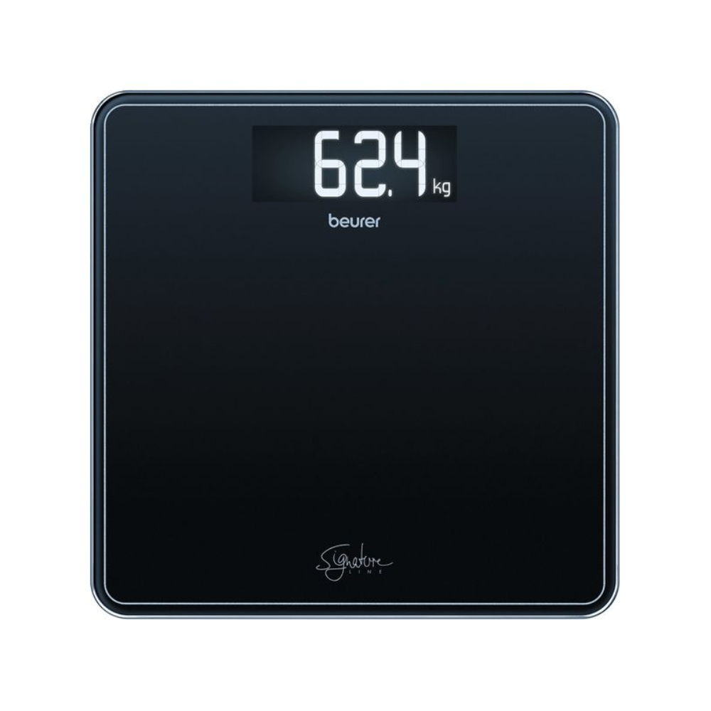 Una báscula corporal GS 400 SignatureLine de Beurer muestra un peso de 62,4 kilogramos en su superficie negra, con una gran pantalla digital clara en la parte superior. Bajo la pantalla se ve la marca 'Beurer GmbH', junto al logo de la báscula de vidrio SignatureLine, que se encuentra en la parte inferior de esta báscula con capacidad de carga de 200 kg.
