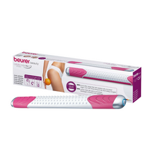 Bild des Beurer cellulite releaZer® compact, Cellulite-Massagegeräts in Pink und Weiß. Das kompakte Cellulite-Massagegerät der Beurer GmbH verfügt über eine strukturierte Rollenoberfläche und wird in einer Verpackung mit Bildern geliefert, die die Anwendung an der Rückseite des Oberschenkels einer Frau demonstrieren. Die Verpackung enthält Text und Symbole, die die Funktionen und Vorteile des Produkts hervorheben, einschließlich der Vibrationsmassage.