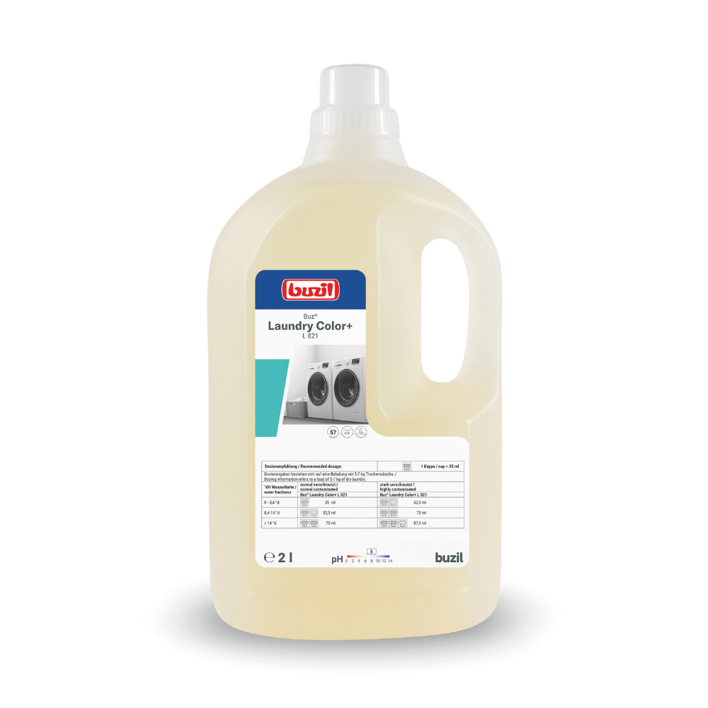 Eine 2-Liter-Flasche Buzil Buz® Laundry Color+ L 821 Flüssigwaschmittel für Bunt- und Feinwäsche verfügt über einen ergonomischen Tragegriff. Die hellbeige Flüssigkeit im Inneren stammt von BUZIL-WERK Wagner GmbH & Co. KG und ist mit einem Etikett versehen, das Produktdetails und Textilpflegehinweise in mehreren Sprachen enthält.