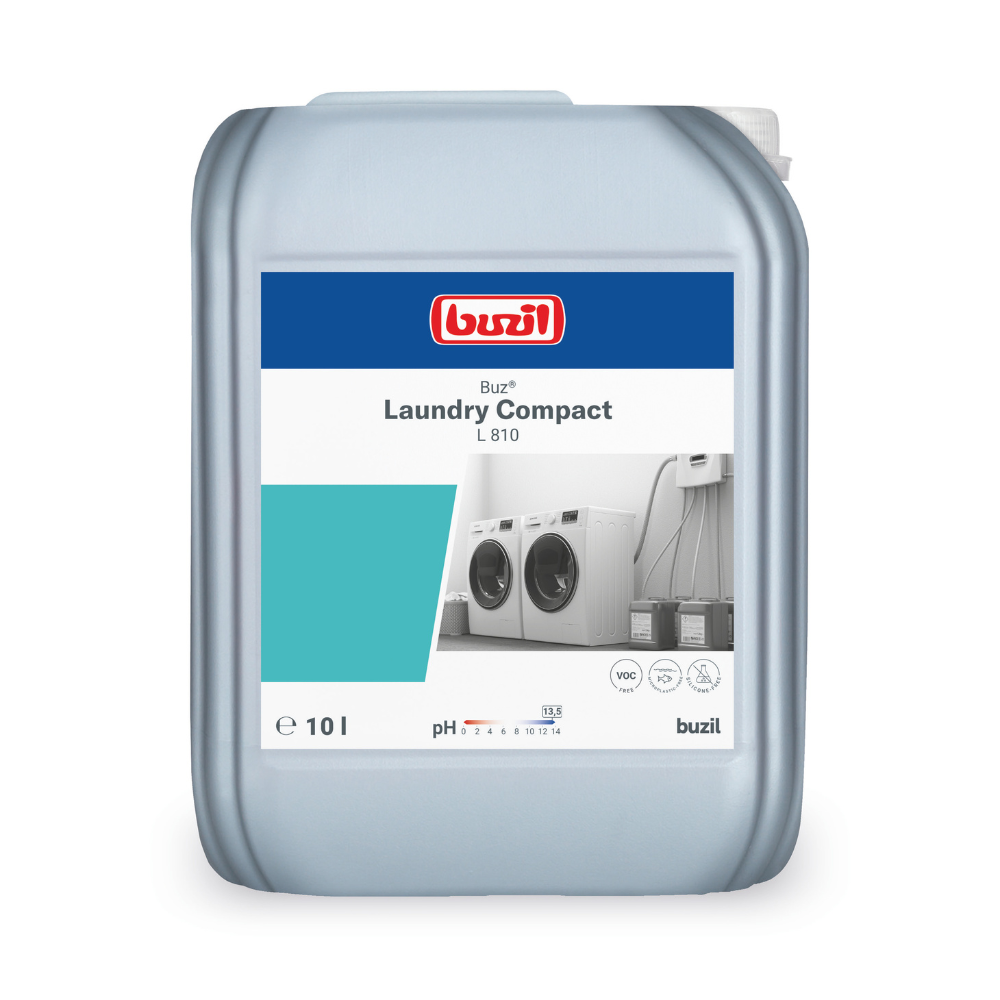 Se muestra un gran contenedor de 10 litros con Buzil Buz® Laundry Compact L 810 Detergente líquido altamente concentrado de BUZIL-WERK Wagner GmbH & Co. KG. Está equipado con una etiqueta azul y blanca con imágenes de lavadoras industriales que indica su idoneidad para el cuidado textil profesional. También se incluyen en la etiqueta las especificaciones de pH y VOC.