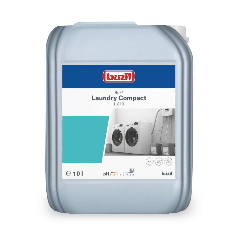 Abgebildet ist ein großer 10-Liter-Behälter mit Buzil Buz® Laundry Compact L 810 Hochkonzentriertes Flüssigwaschmittel der BUZIL-WERK Wagner GmbH & Co. KG. Er ist mit einem blau-weißen Etikett mit Abbildungen von Industriewaschmaschinen versehen und weist damit auf die Eignung für die professionelle Textilpflege hin. Auch die pH- und VOC-Angaben sind auf dem Etikett aufgeführt.