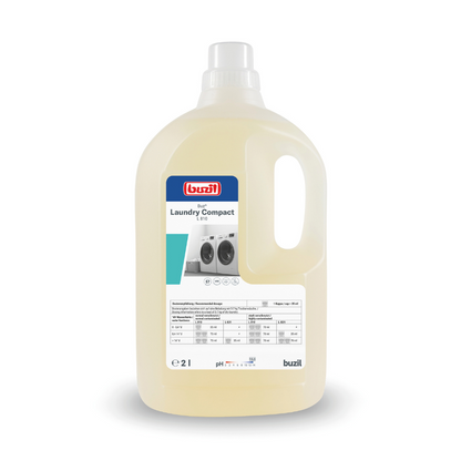 Una gran botella de plástico de Buzil Buz® Laundry Compact L 810 Detergente líquido altamente concentrado con asa, ideal para el cuidado textil profesional de BUZIL-WERK Wagner GmbH & Co. KG. La etiqueta contiene detalles del producto e instrucciones. En el interior, el líquido de color amarillo claro despliega un rendimiento de limpieza concentrado.