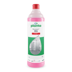 Una botella rosa de Buzil Planta Bucasan® Hit P 921, un limpiador ecológico para el mantenimiento de sanitarios de la empresa BUZIL-WERK Wagner GmbH & Co. KG, muestra en su etiqueta un cuarto de baño para destacar su eficacia como desincrustante de cal que deja un brillo sin marcas. La botella de 1 litro cuenta con un tapón rojo.