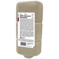 Una botella de plástico de color beige con la inscripción «CWS Handreiniger Abrasiva, 2000 ml» de CWS lleva una etiqueta blanca multilingüe con los detalles del producto y los ingredientes. Este envase rectangular de bordes redondeados es un eficaz limpiador de manos fabricado en Alemania.
