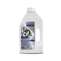 Una botella de 2 litros de desincrustante para cocina Cif Professional cuenta con una etiqueta azul y blanca con el logotipo de Cif, texto y símbolos que indican que se trata de una fórmula de limpieza profesional. Este producto de Diversey Deutschland GmbH & Co. OHG es ideal para eliminar la cal en la cocina y cuenta con un asa lateral que facilita su manejo.