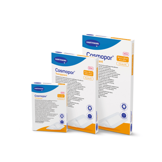 Se presentan tres cajas del apósito transparente estéril «Cosmopor Transparent» de Paul Hartmann AG, en distintos tamaños, con el logotipo en azul y naranja. Cada caja destaca por características como la transpirabilidad y la comodidad de un apósito impermeable que ofrece una excelente protección frente al agua.