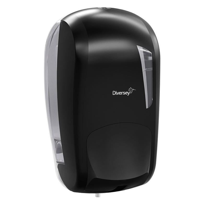Der Soft Care Papierhandtuchspender Spender von Diversey Deutschland GmbH & Co. OHG ist ein schwarzer Papierhandtuchspender mit einer transparenten Seitenwand und dem Diversey-Logo, ideal für den Einsatz mit Desinfektionsmitteln in hygienesensiblen Bereichen.