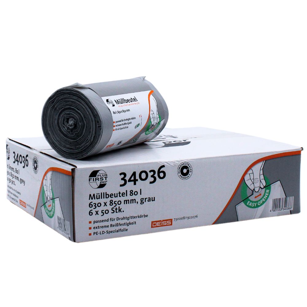 På en kartong med nummer 34043 ligger en rull med grå DEISS First Plus PCR søppelsekker. Sekkene laget av LDPE og post-consumer resirkulat er 63 x 85 cm store og har en kapasitet på opptil 80 liter. Emballasjen fra EMIL DEISS KG (GmbH + Co.) er utstyrt med en Easy-Open-grafikk som gir ekstra komfort.