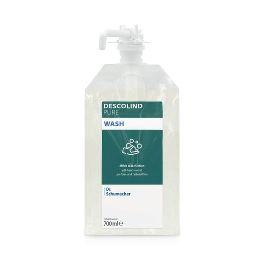 Ein 700-ml-Beutel von Dr. Schumacher DESCOLIND PURE WASH der Dr. Schumacher GmbH mit weißer Pumpe und tealfarbenem Etikett, parfümfreie Waschlotion für empfindliche Haut, zeigt die Hände unter Wasser - ideal für die tägliche Körperpflege.