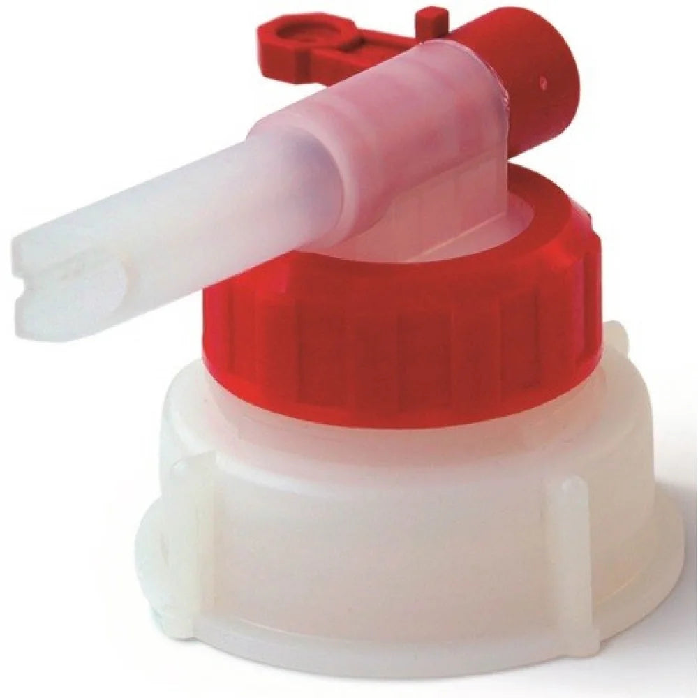 El grifo de bidón Dr. Schumacher (1 pieza) de Dr. Schumacher GmbH cuenta con un cierre giratorio rojo, una base roscada blanca y un vertedor transparente y angulado con ranuras para un fácil vertido de líquidos desde el contenedor.