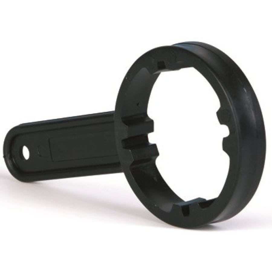 Der Dr. Schumacher Kanisterschlüssel (1 Stück) der Dr. Schumacher GmbH ist ein schwarzes Kunststoffwerkzeug mit einem gekerbten, runden Ende und einem flachen Griff, ideal zum Lösen von runden Befestigungen wie Wasserfiltergehäusen. Abgebildet auf weißem Hintergrund.