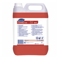 Un bidón de 5 litros de Descalcificador Diversey TASKI Sani Calc W3b, de Diversey Deutschland GmbH & Co. OHG, ideal para eliminar la cal. El envase incluye información sobre el producto, instrucciones de uso y indicaciones de seguridad. El bidón rojo cuenta con un práctico asa que facilita su transporte.