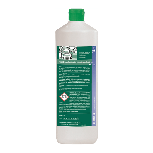 Una botella de plástico blanca con tapón verde. En la etiqueta se puede ver un texto en verde y blanco con información sobre seguridad y el producto, una ilustración de un coche en verde y varios símbolos de peligro. Es ideal para la limpieza: Dr. Becher BO 330 Limpiador básico para baldosas de gres porcelánico de Dr. Becher S.L.