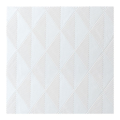 Eine Nahaufnahme eines geometrischen Musters mit weißen und hellgrauen Dreiecken, jeweils mit diagonalen Linien, erzeugt einen strukturierten Look - ideal für elegante Papierservietten wie die Duni Elegance-Servietten Crystal 48 x 48 cm von Duni GmbH.