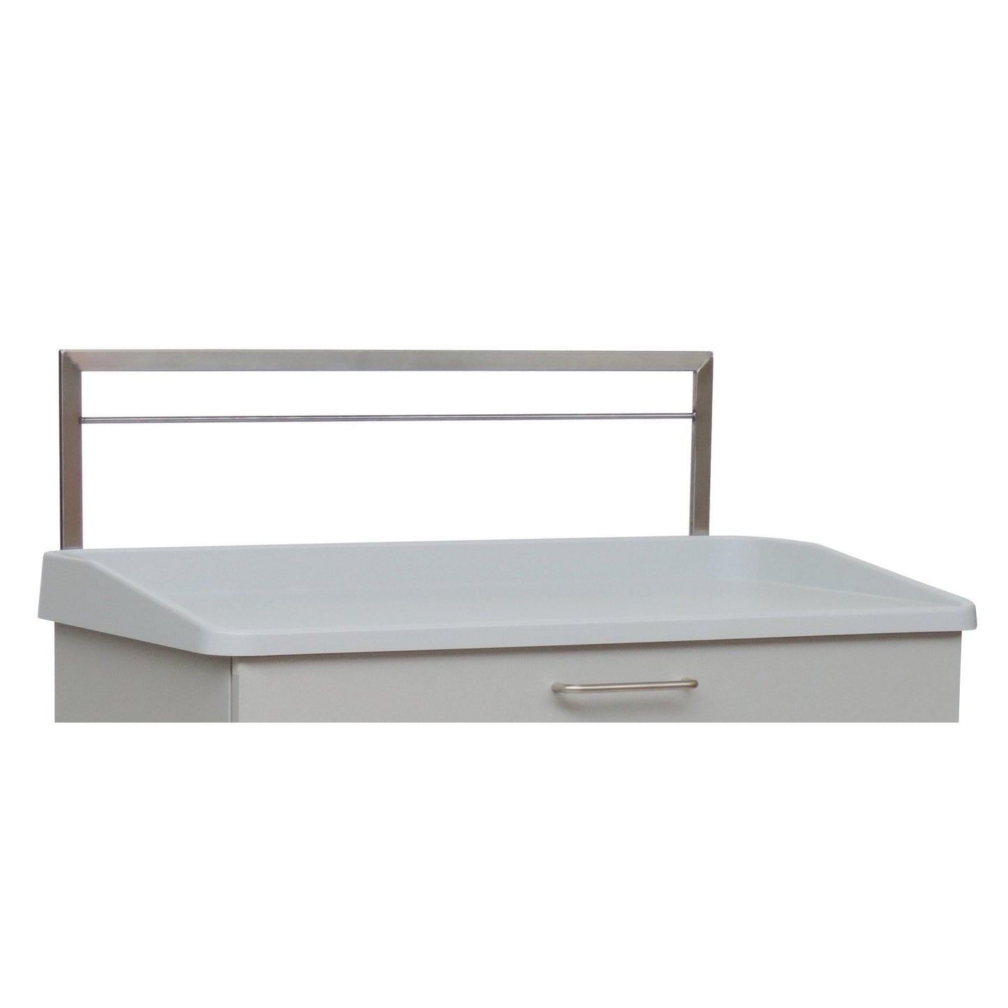 Una mesa de examen médico blanca con bordes elevados, un solo tirador de cajón de metal y un riel Novocal Euro - 1 vía - para la pared trasera (Marca: Novocal), que está montado verticalmente en la parte trasera como riel de pared trasera.
