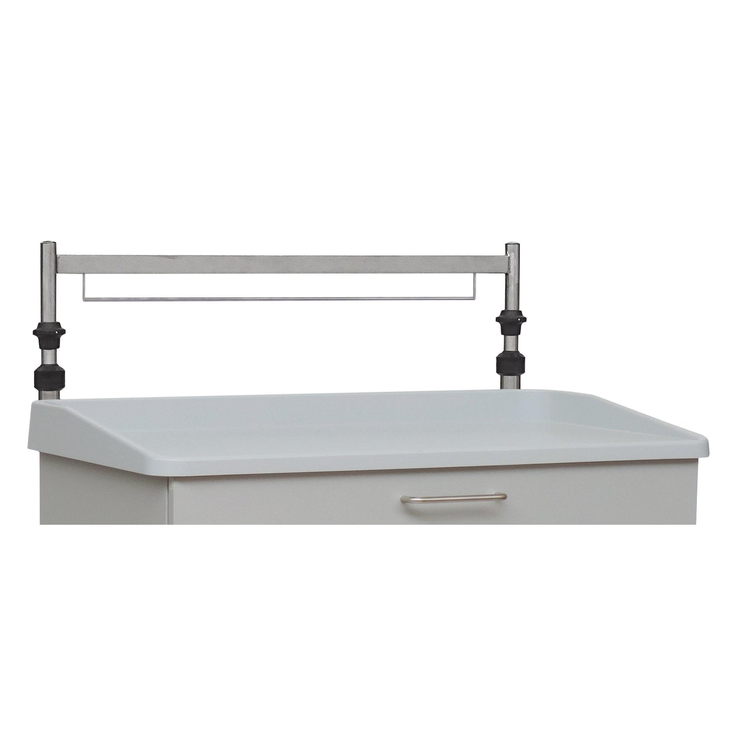 Eine Nahaufnahme eines weißen Medikamentenwagens mit einem Schubladengriff aus Metall und einer verstellbaren Novocal Euroschiene (1-fach, für Rückwand, höhenverstellbar) von Novocal, die an der Rückseite zusammen mit einem Kunststoffrand und einer Infusionsstange angebracht ist.