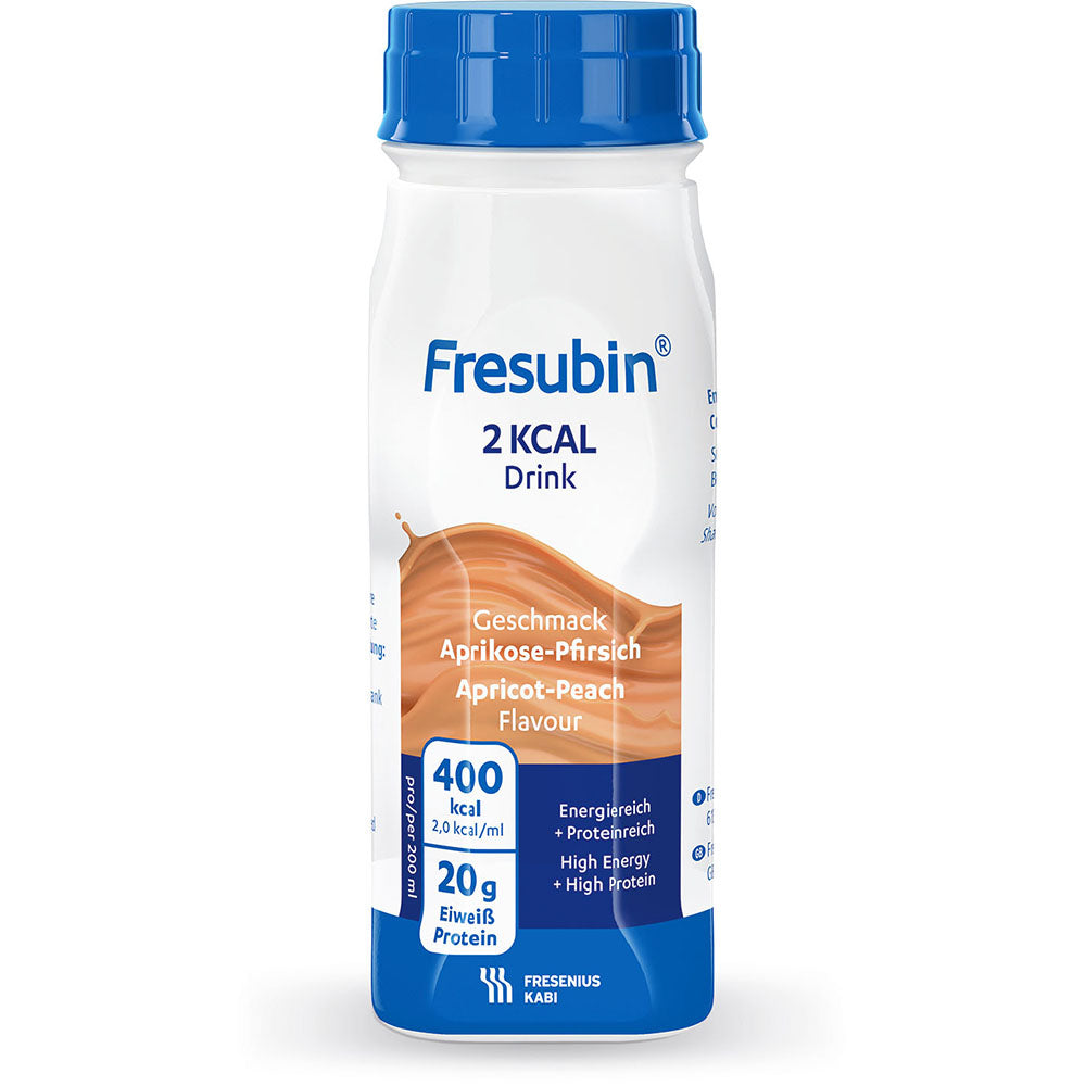 Eine 200ml Flasche Fresubin 2 kcal Drink von Fresenius Kabi Deutschland GmbH in der Geschmacksrichtung Aprikose-Pfirsich, mit 400 kcal und 20g Eiweiß pro Flasche. Die weiße Flasche hat einen blauen Verschluss und orangefarbene Etikettenakzente. Nährwertangaben mit hohem Energie- und Proteingehalt.