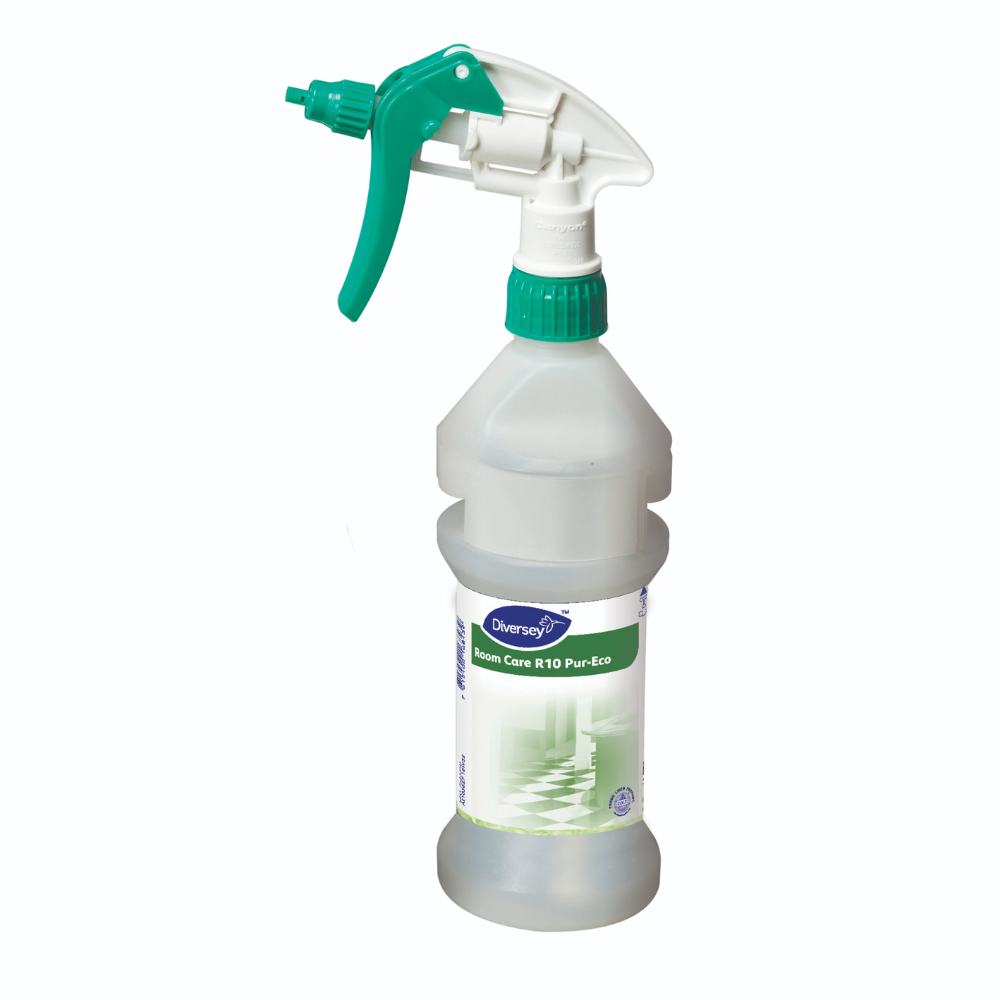 En grønn-hvit sprayflaske med påskriften "Room Care R10 Pur-Eco, påfyllingsflaske inkl. dispenserbånd" fra Diversey Deutschland GmbH & Co. OHG (0,3L), miljøvennlig og passer for Divermite/DQFM, foran hvit bakgrunn.