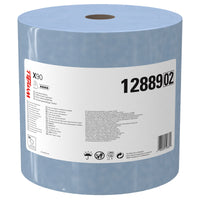 Un rollo grande azul de WypAll® X90 PowerClean de Kimberly-Clark GmbH, con 450 hojas por rollo y el código de producto «1288902», aparece colocado en posición vertical sobre un fondo blanco, en el que se ha colocado una etiqueta blanca con la marca y la información correspondiente.