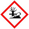 Auf einem roten, rautenförmigen Sicherheitsetikett auf weißem Hintergrund ist ein schwarzes Symbol eines toten Baums und eines toten Fisches abgebildet. Dieses Piktogramm weist auf gefährliche Stoffe hin, die eine Gefahr für die Umwelt darstellen.