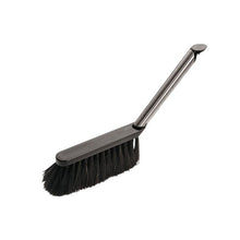 Der Auslaufartikel: HANDBESEN von Haug Bürsten KG verfügt über einen Edelstahlgriff, weiche 70/30 Rosshaar/Polymex-Borsten und einen abgewinkelten Kopf, abgebildet auf einem schlichten weißen Hintergrund.